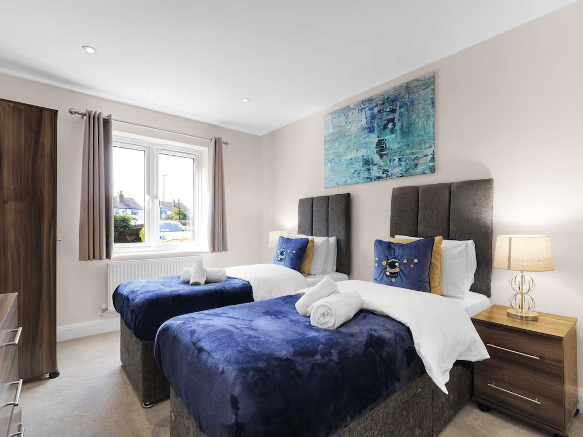 A twin bedroom in a two-bedroom Heathrow Living apartment by 360Stays