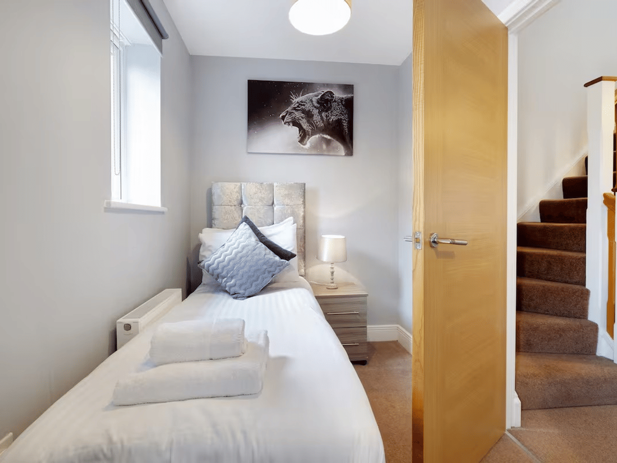 A bedroom at Holywell Springs House, a 360Stays property near London Heathrow