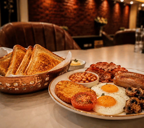 Breakfast at Lime Tree Hotel & Banquet, Jaipur: fried eggs, sausages, baked beans, a hash brown and toast.
