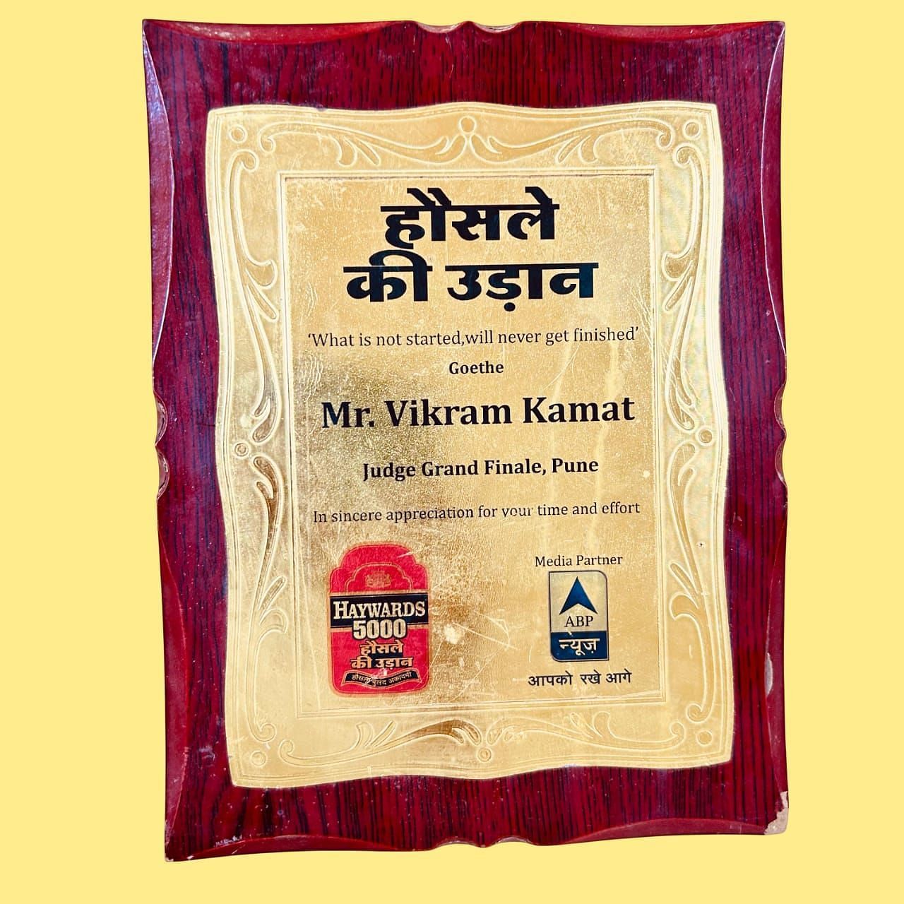 An image of Hosle ki Udaan accolade presented to Vikram Kamat for being the Grand Finale Judge, Pune