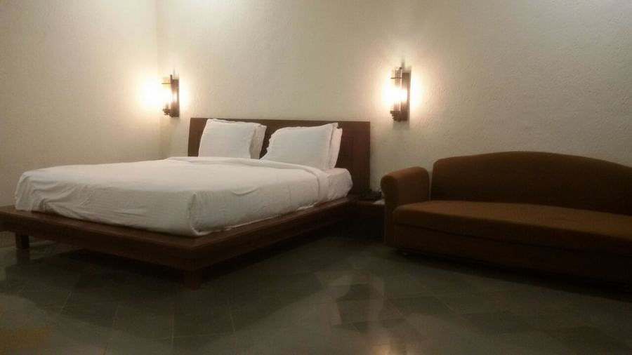 Adamo Matheran - Village - bed and couch in our Family room in Matheran