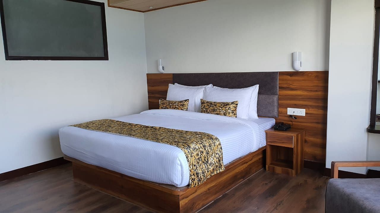 king size bed of Deluxe Room at Sumitel Pelling, Geyzing