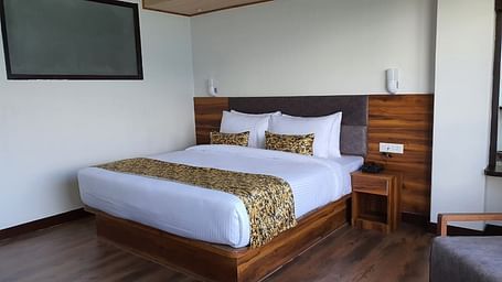 king size bed of Deluxe Room at Sumitel Pelling, Geyzing