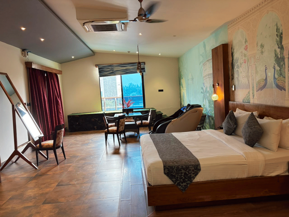 Skyline by Miraya, Emperor Suite, Lounge seating by the window