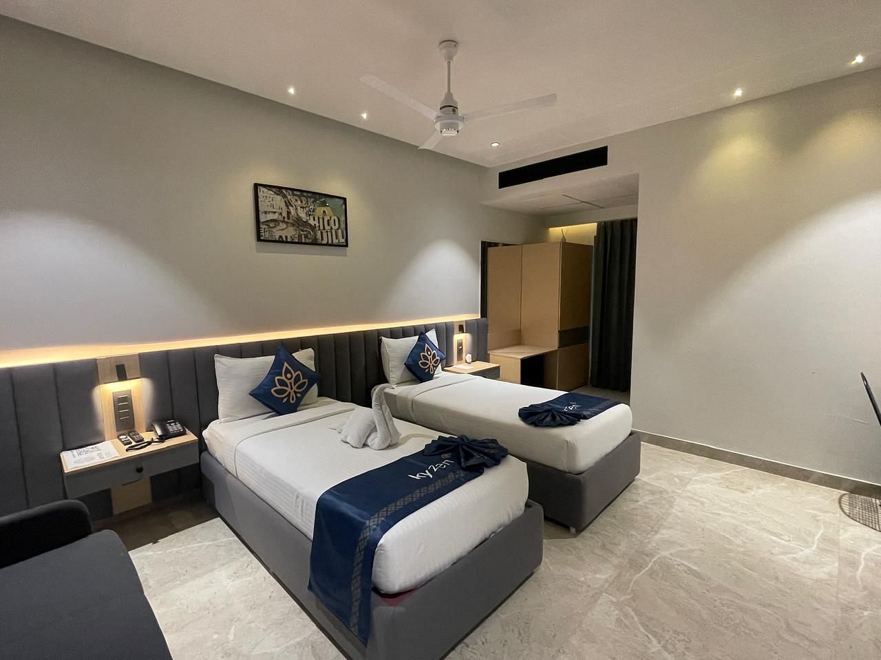 Suite with stylish decor and twin beds at Hotel Kyzen HiTech City – Your Zenly Stay