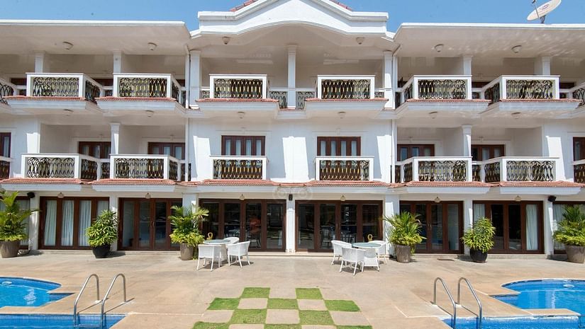 swimming pool at White Pearl Resort by Rosetum