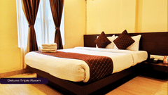 DELUXE Triple room with warm lights and cosy bed