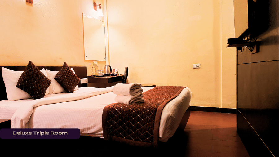 DELUXE Triple room with warm lights and cosy bed