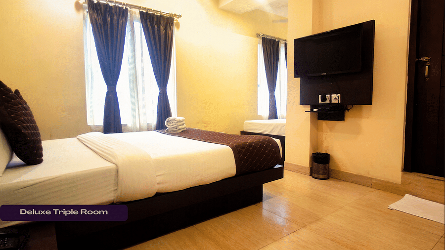 DELUXE Triple (3)DELUXE Triple room with warm lights , tv and cosy bed