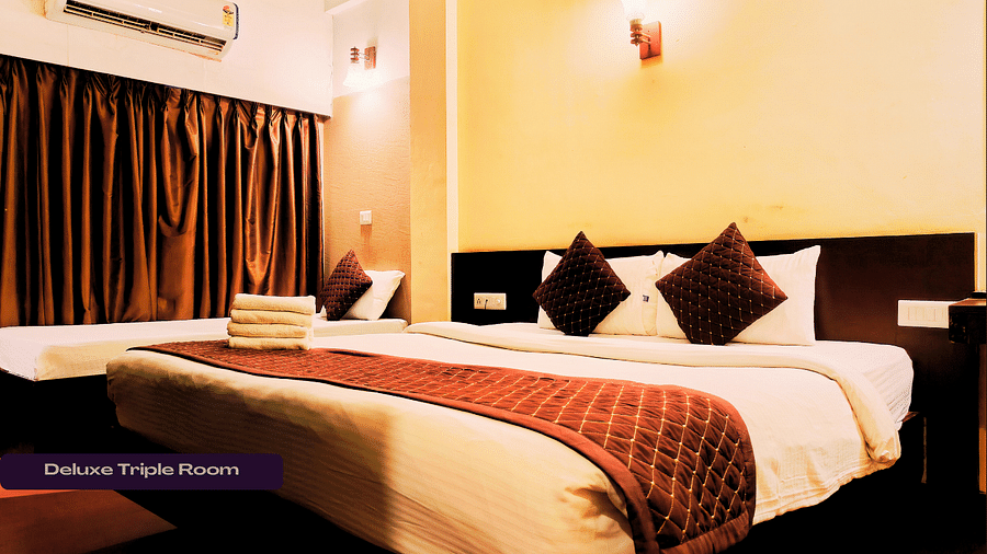 DELUXE Triple room with warm lights and cosy bed