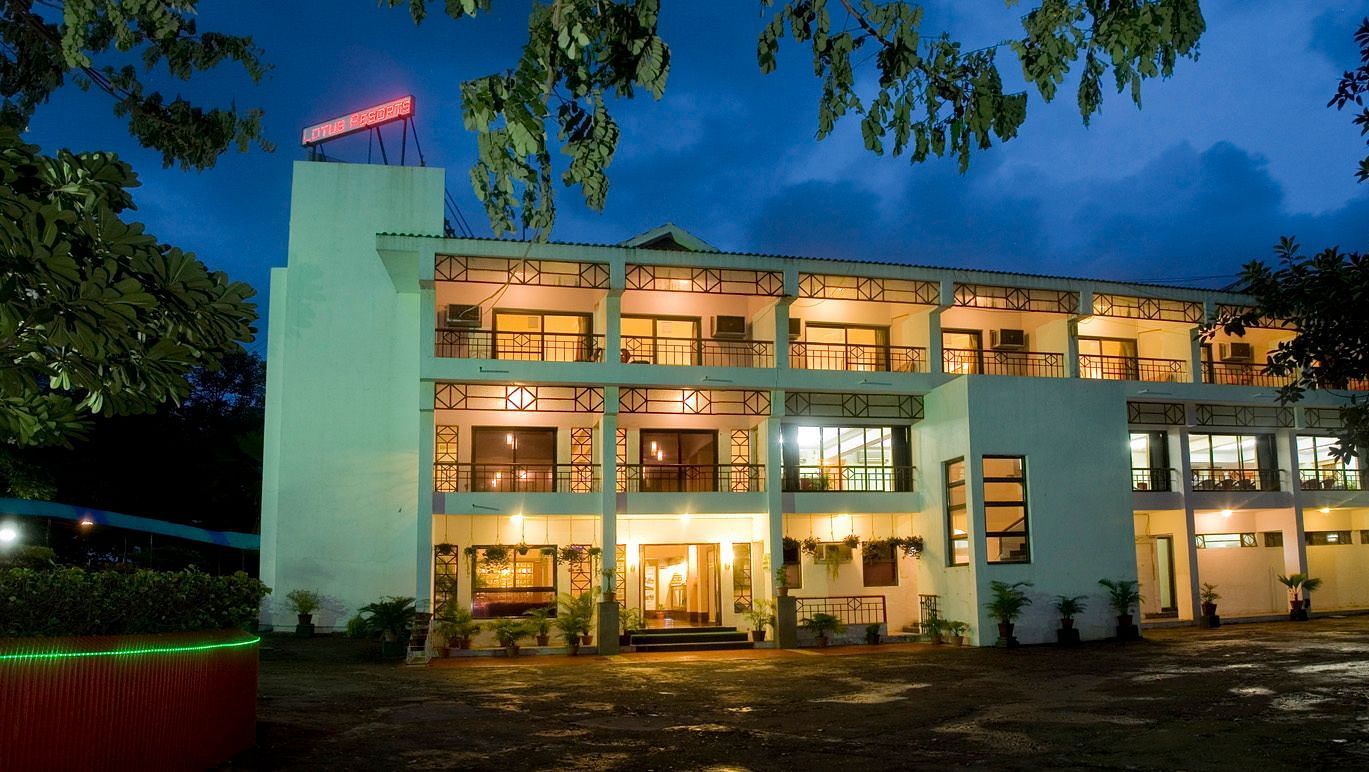 Facade view in the night with lights lit up - VITS Kamats Resort, Silvassa