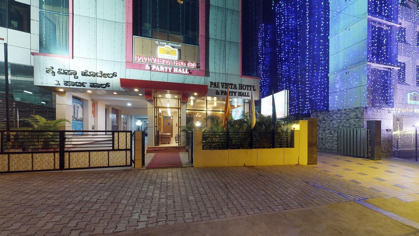 Facade image in the night with the entrance in view - Hotel Pai Vista, KR Road