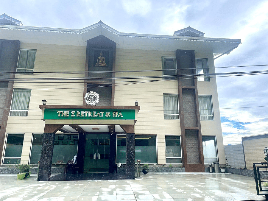 alt-text Facade 3