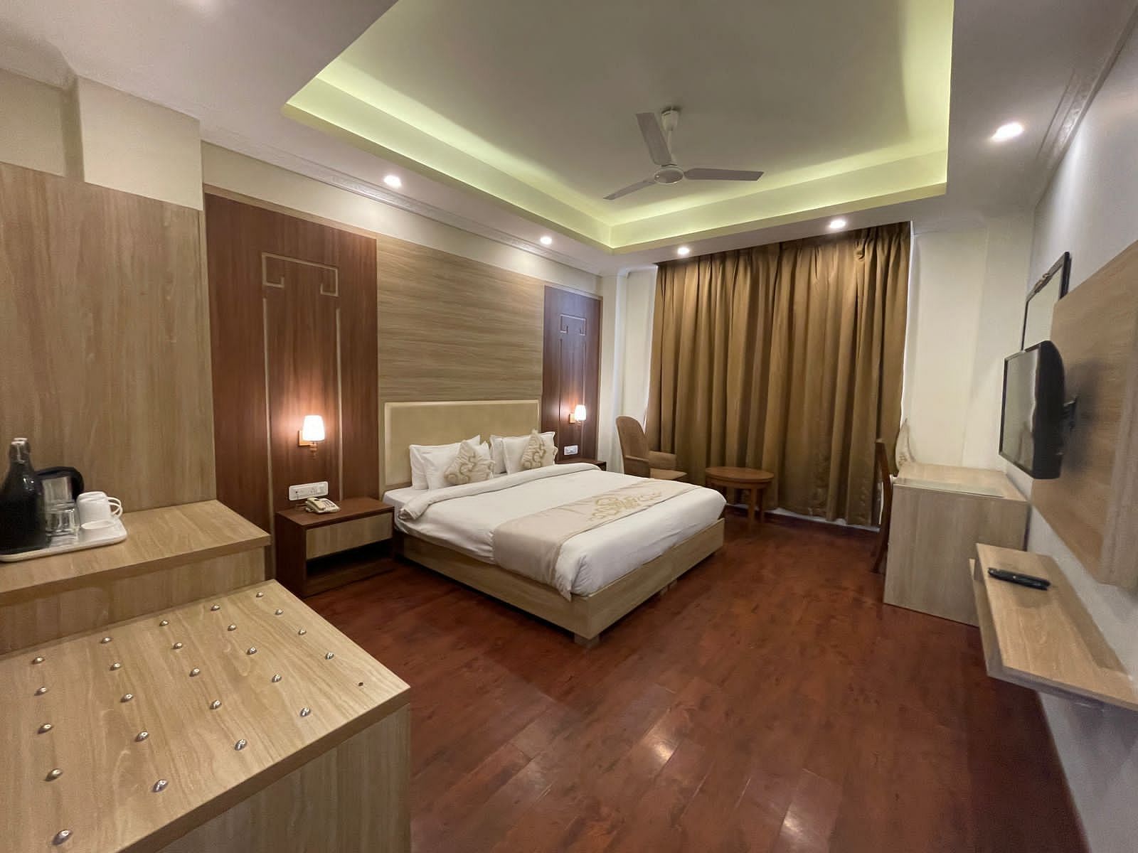 Overview of the Premium Room with a queen bed, tea and coffee maker and a tv wallmounted - Sumitel Gangtok 