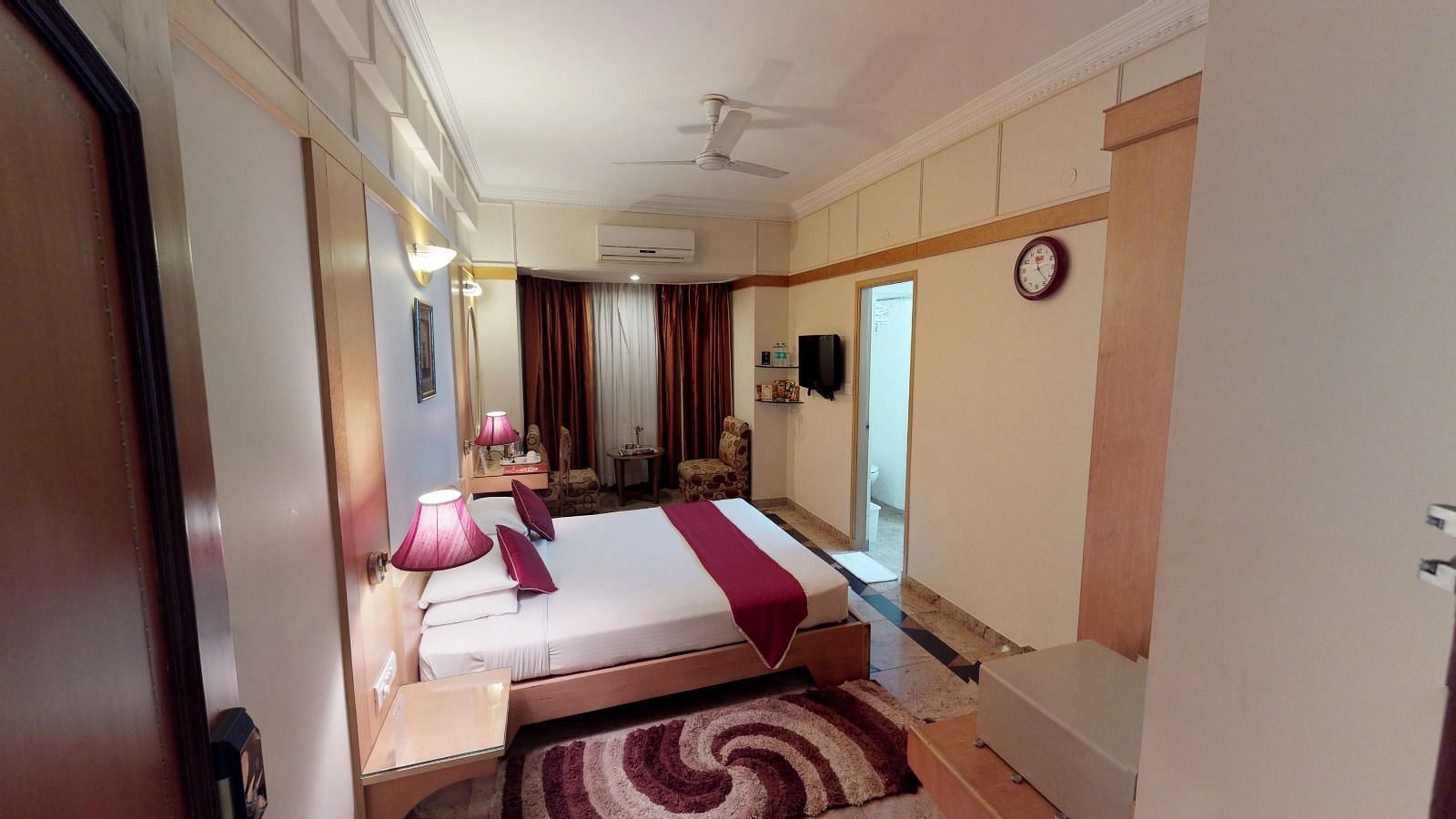 End to end view of the superior room at Hotel Pai Viceroy Jayanagar featuring a queen size bed