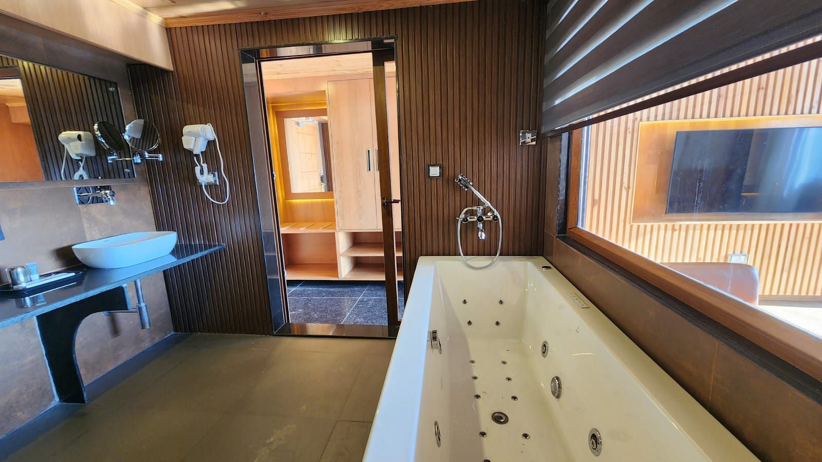 jacuzzi