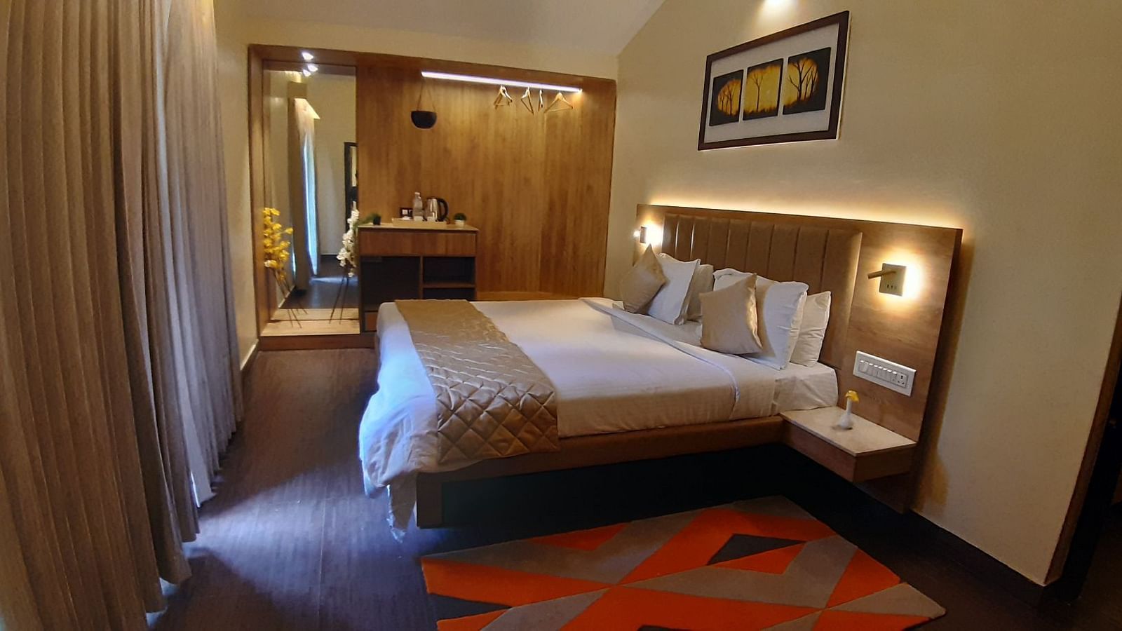 Robusta Suite with a double bed and side tables