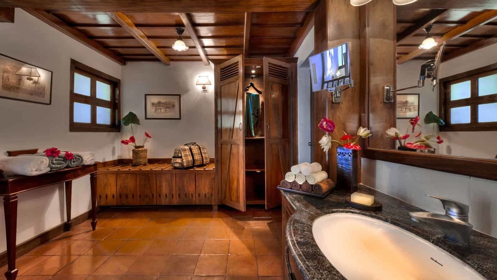 Lily Pool Cottage-Bath-1600x926 jkjlmi