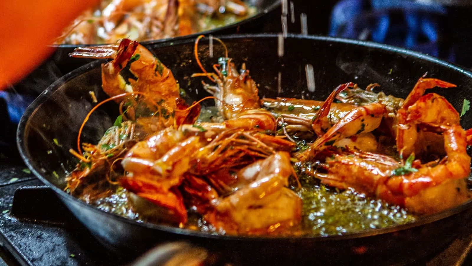 Prawns deep-fried in a pan with a generous amount of spices.
