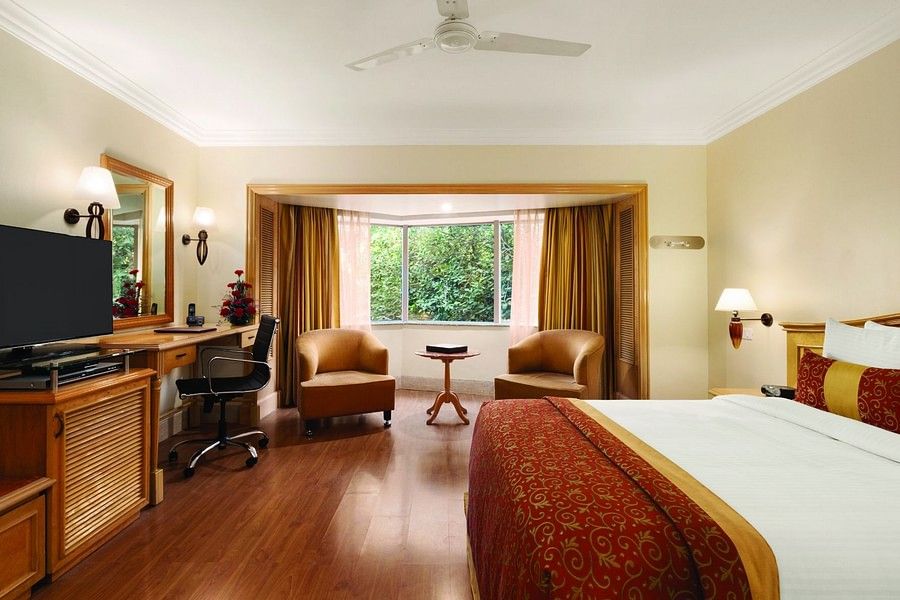 bed in a Deluxe Room at Hotel Ramada Plaza Palm Grove