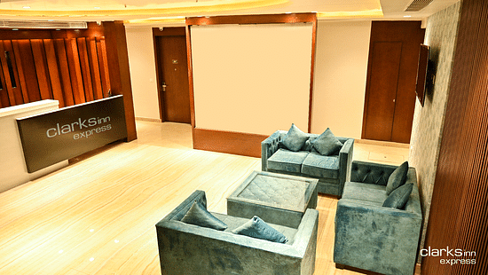 A reception desk in front of which a sitting space is arranged for the guests