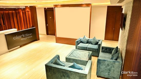 A reception desk in front of which a sitting space is arranged for the guests