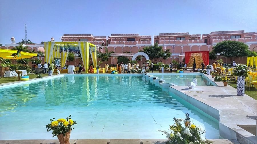 the outside lawn surrounding the swimming pool decorated for a party - Buena Vista 1