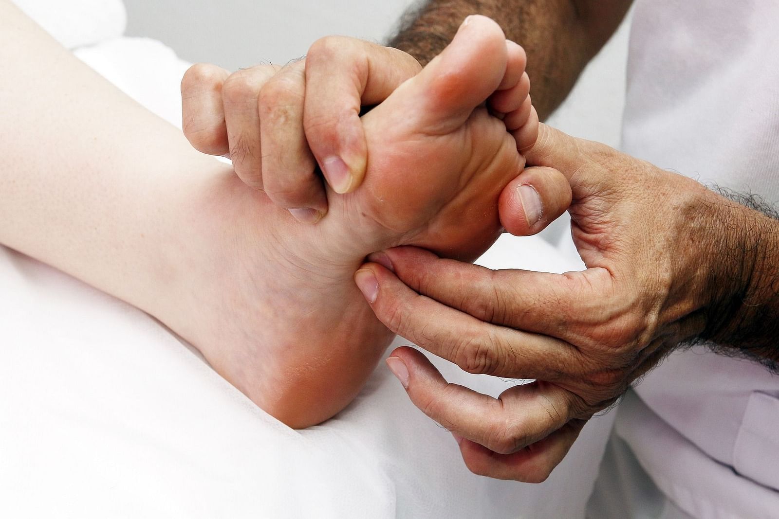 foot-reflexology-3781174 1920
