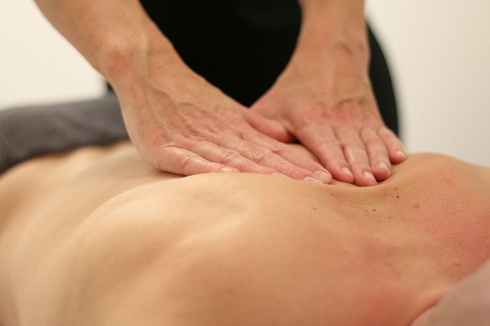 massage-3795691 1920