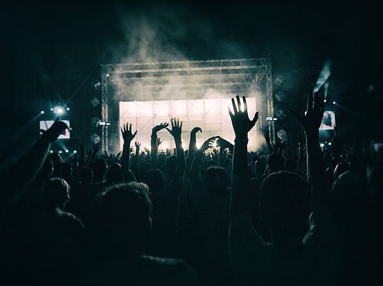 crowd-gfd6e9cb78 1920