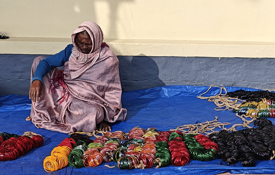 A woman selling bangles at Padi Igguthappa Temple