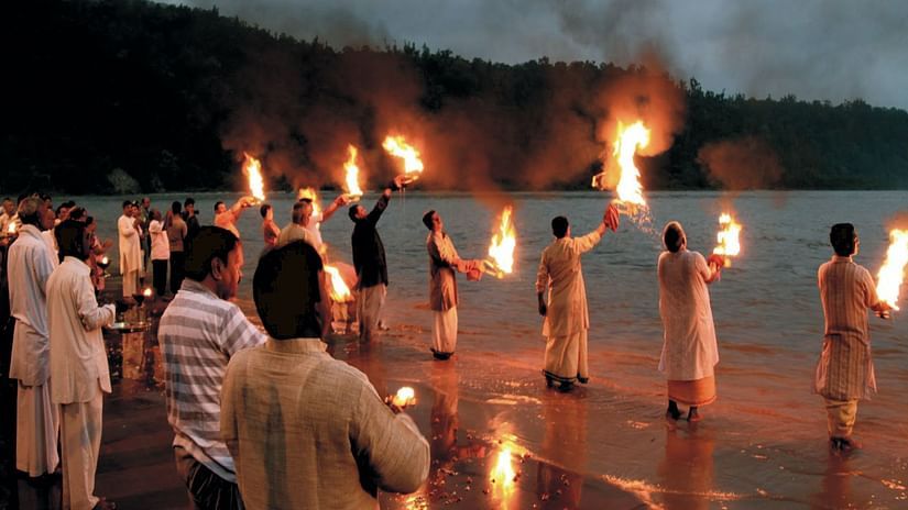 Soulful arti by the Ganges at Neemrana