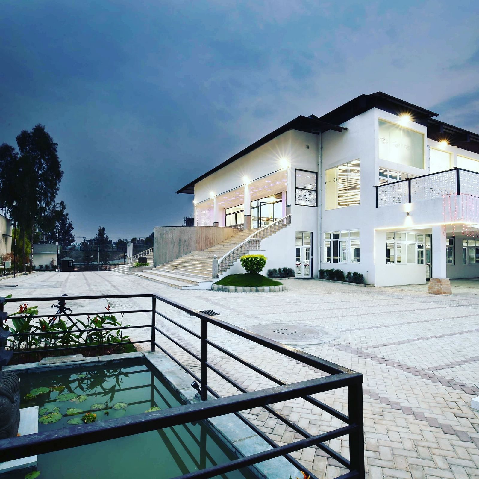 facade night view vistar
