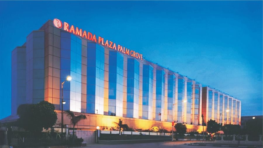 Facade of Hotel Ramada Plaza Palm Grove