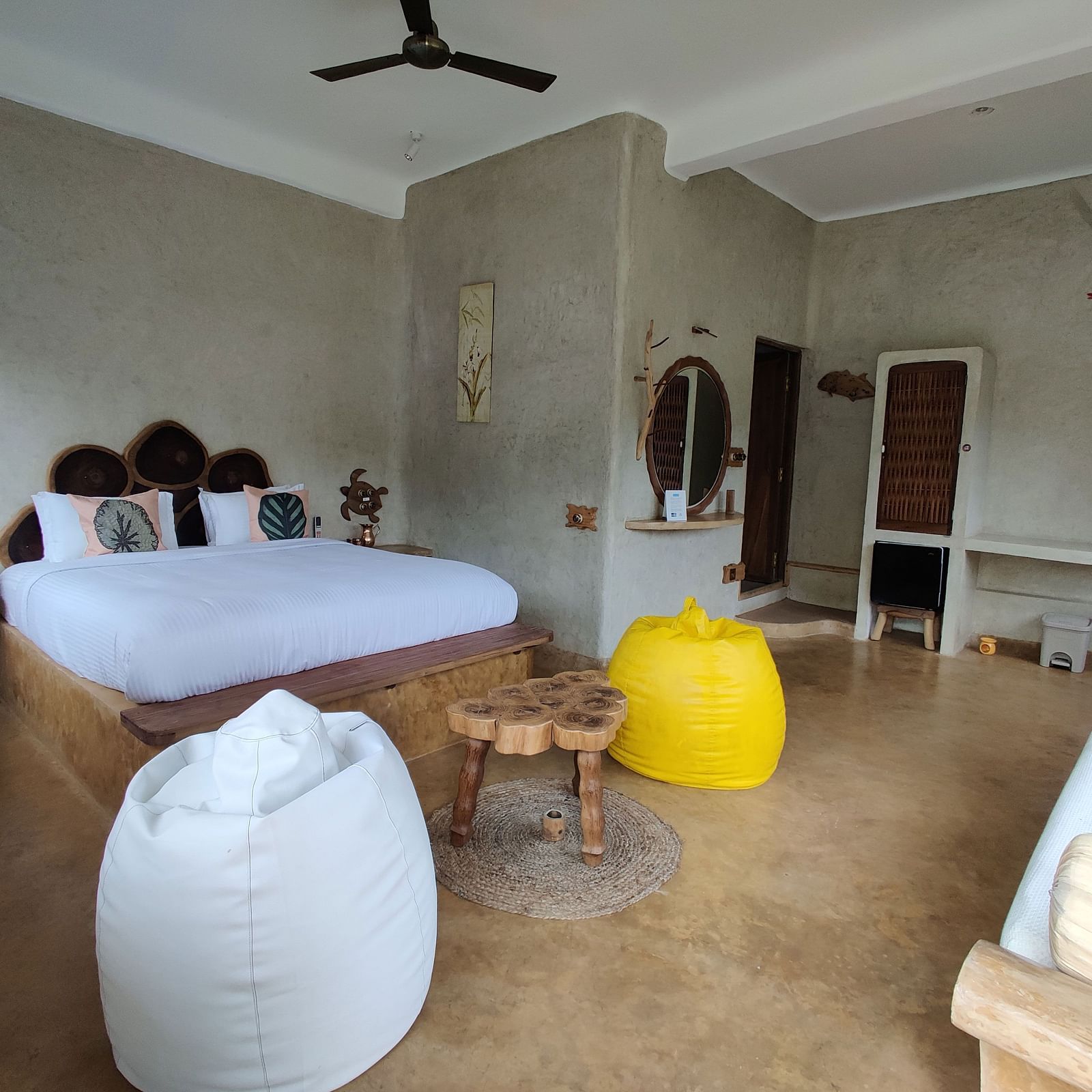 Spacious Amberjack Room with stylish decor and extra space for relaxation, perfect for a group stay.