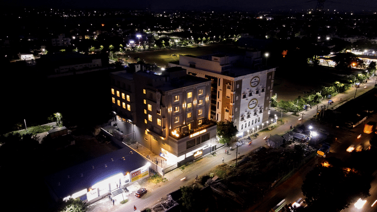 V Five Hotel - night view of the hotel