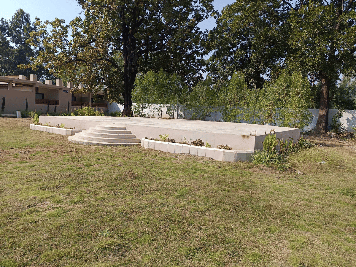 The lawns and facilities at Signum Resort, Bandhavgarh