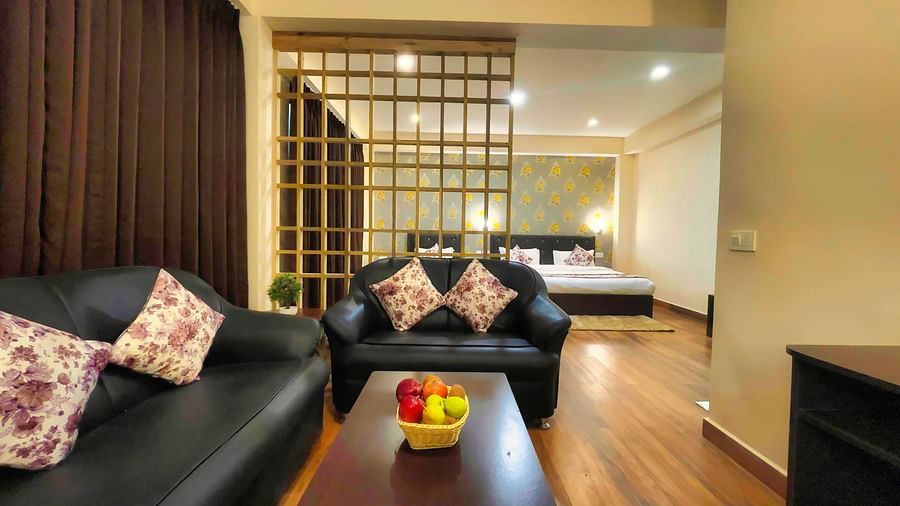 Dream Villa Retreat, Pelling - Sofas in the interiors of the living room in the Suite 