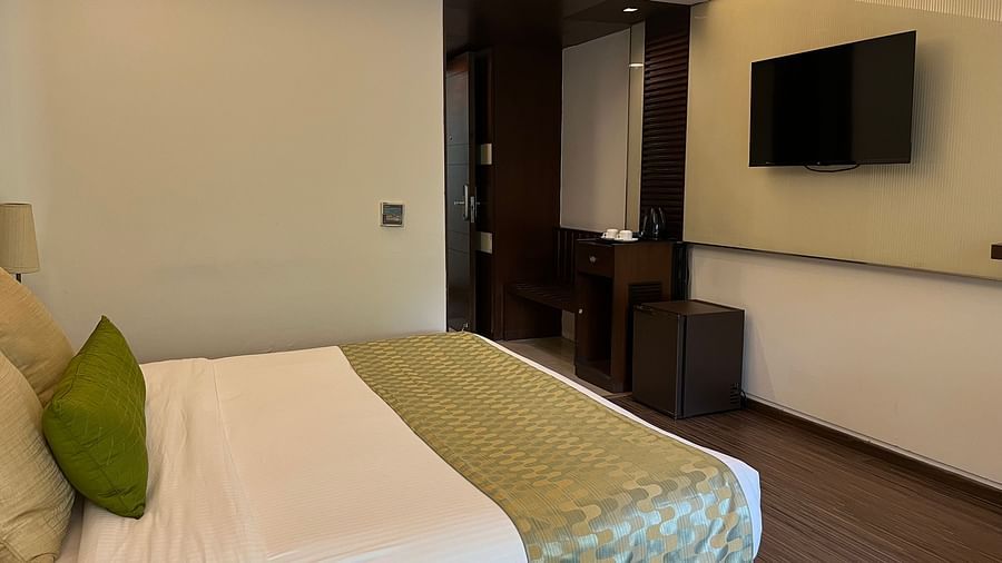 closer view of a bedroom king size bed with white linens - yuhi mansions3