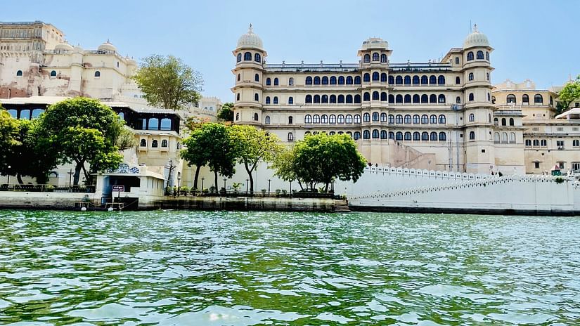 An overview of Lake pichola flowing opposite to the city palace in Udaipur.