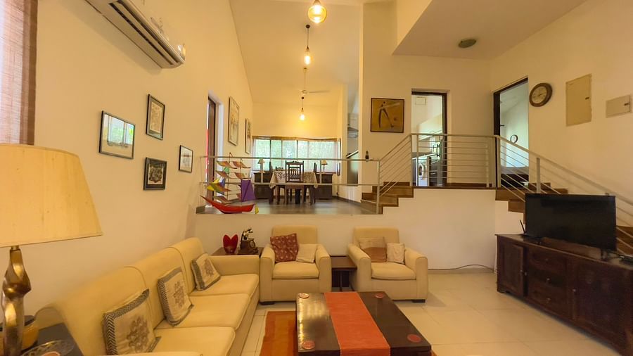 Sofas in the ground floor with dining table in the first at el benito goa