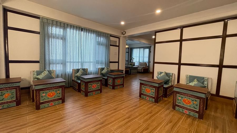 A restaurant featuring a well decorated Sikkimese seating arrangement - Voyage Glenz Resort