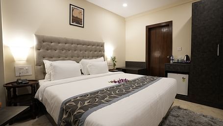 Stylish room featuring a bed, soft lighting, and neutral tones at The Verda de Miranda Resort.