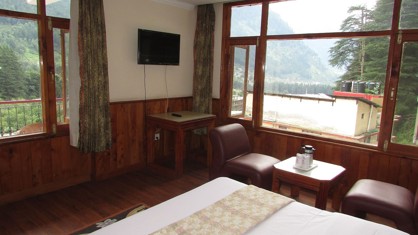 Hotel Jupiter, Manali Manali Honeymoon Suite Room Hotel Jupiter Manali 4