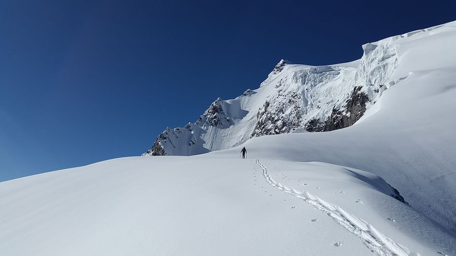 Pass Sarovar portico Badrinath