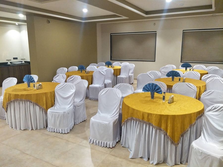 Cluster arrangement of seats in the Banquet Hall | Kyriad Hotel, Solapur