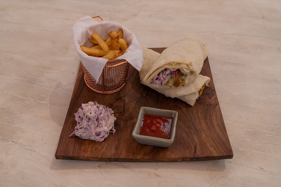 alt-text Restaurant in Morjim, Living Room Beach Resort 18