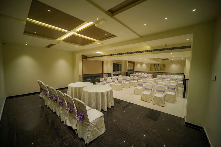 A picture of a spacious banquet hall in Ilkal