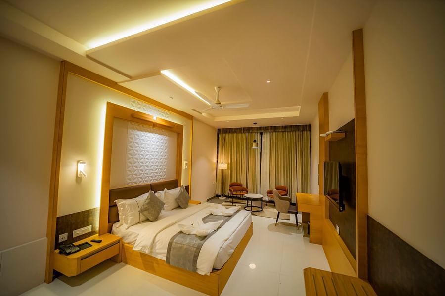 Studio With Breakfast room with a double bed, a writing desk and a coffee table.