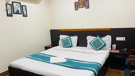 Queen Size Bed in Deluxe AC Room in Hotel Vinayak